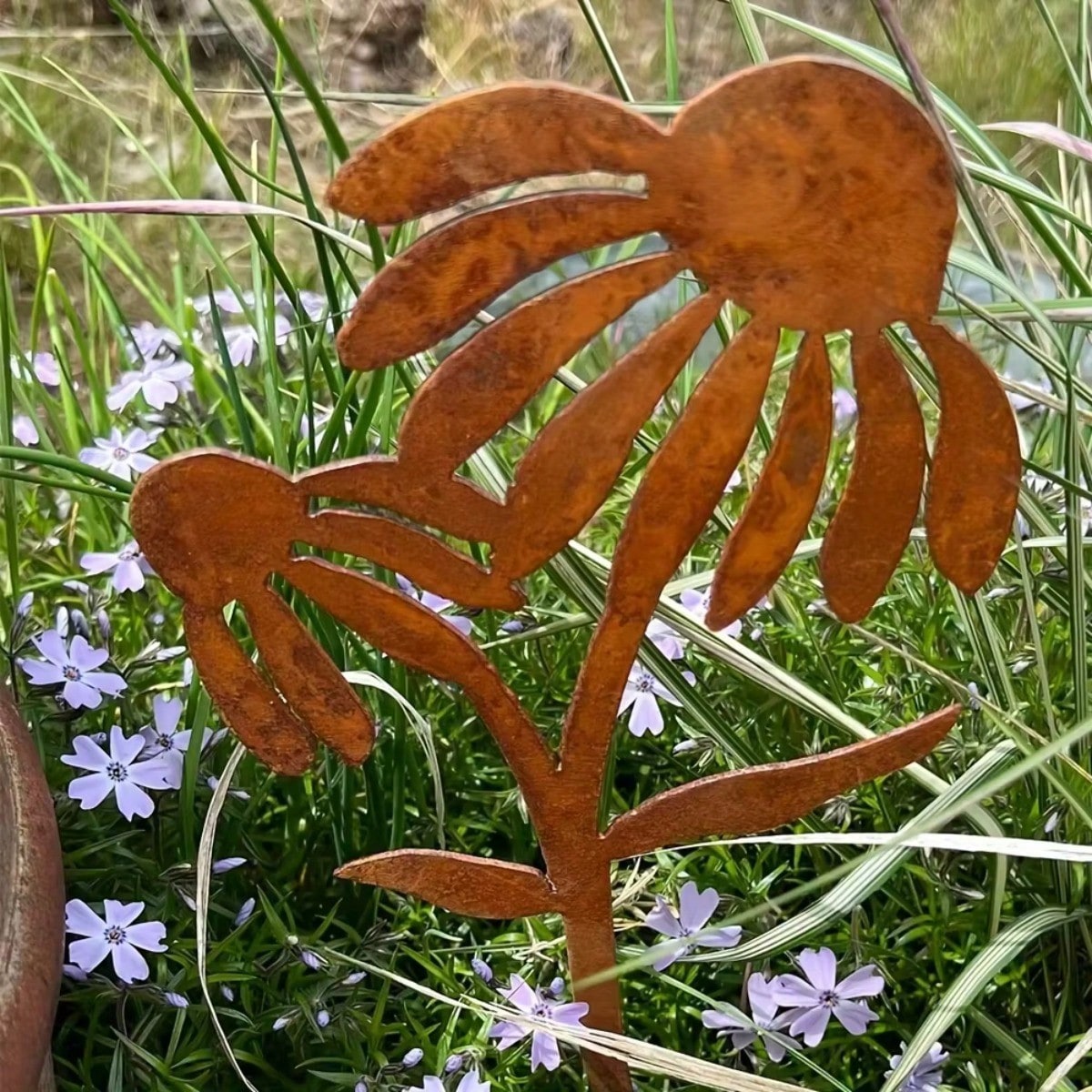 1 Vintage Metal Echinacea Garden Plug - Perfect for outdoor decor, birthday, Father's Day and Thanksgiving gifts. Also suitable for garden centers and florists. Main image