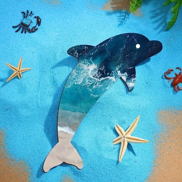 一件海豚金属海洋生物主题摆件，适用于庭院、海洋主题卧室，让您仿佛置身于神秘的海底世界。