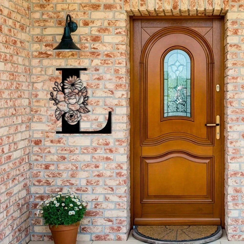 1件花卉字母金属标牌，自由组合，充满独特魅力。适用于温馨卧室、创意办公室、个性化店铺。