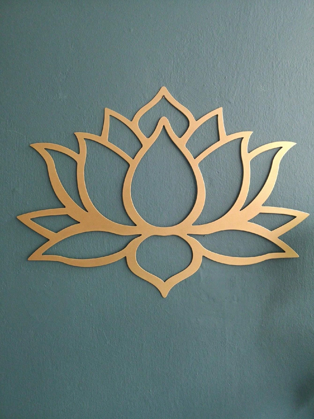 A mandala metal wall hanging, a fine black lotus mandala wall decoration, a women's artwork, suitable for homes, living rooms, courtyard or garden decorations, balconies, decorative sculptures, home decorations, room decorations