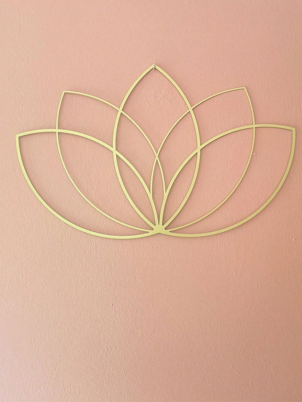 A mandala metal wall hanging, a fine black lotus mandala wall decoration, a women's artwork, suitable for homes, living rooms, courtyard or garden decorations, balconies, decorative sculptures, home decorations, room decorations