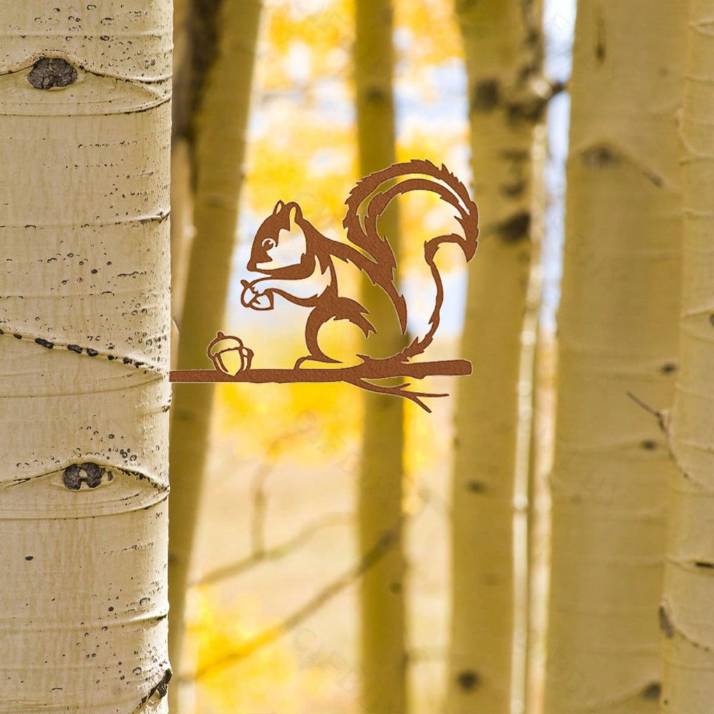 An embroidered squirrel guardian nut outdoor garden tree insert can be placed in various places such as courtyards and gardens to add an artistic touch to the garden. It is a fine outdoor garden decoration.