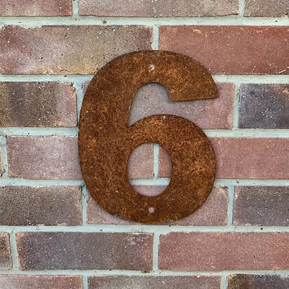 一套复古金属字母数字牌，适用于家庭入口、邮箱等场合，多种款式可供选择，可自由组合。可用作家庭地址牌、户外墙面装饰、复古数字牌、户外装饰、门牌号。