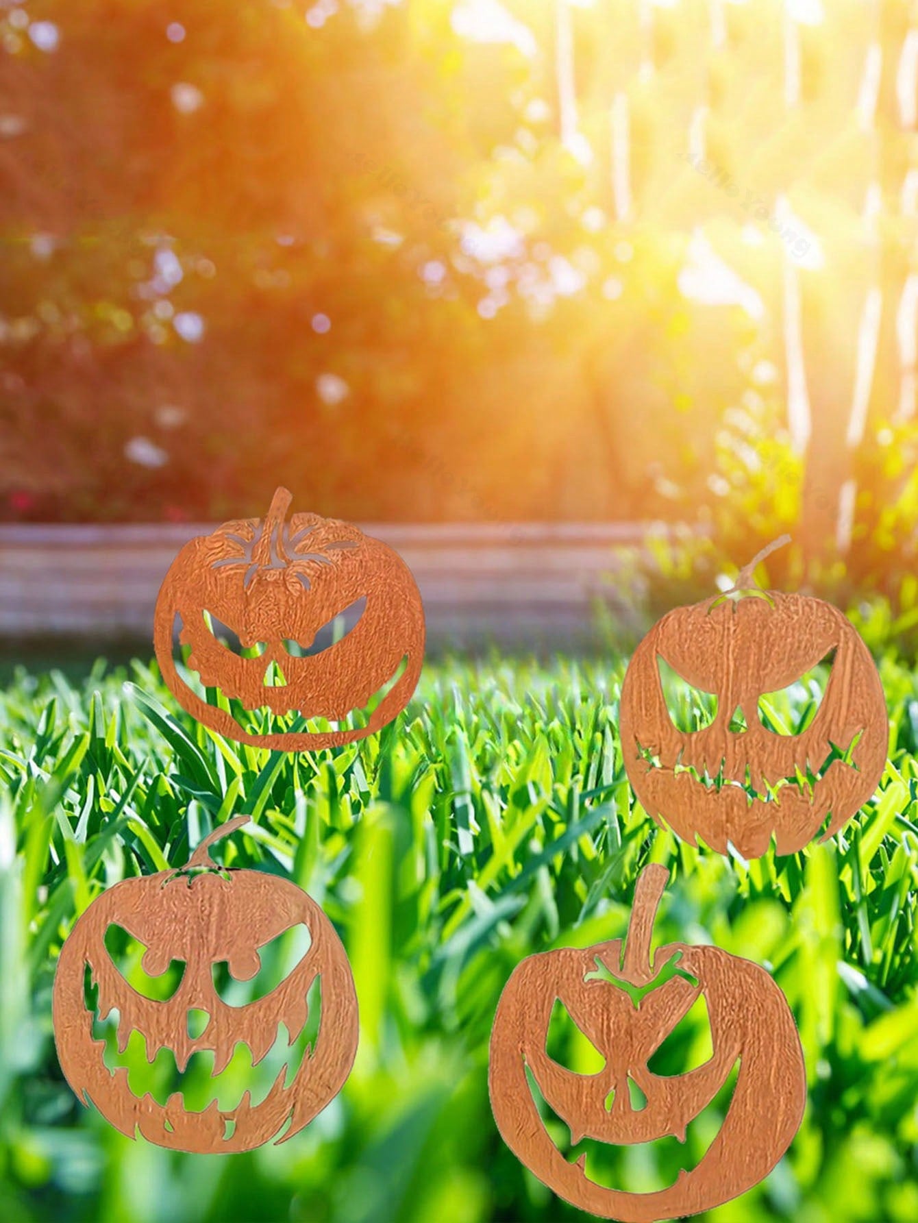 A black metal ball garden art set that can be used as a unique tree-mounted patio art decoration and garden decoration, making an ideal gift for a new house move with a natural style.