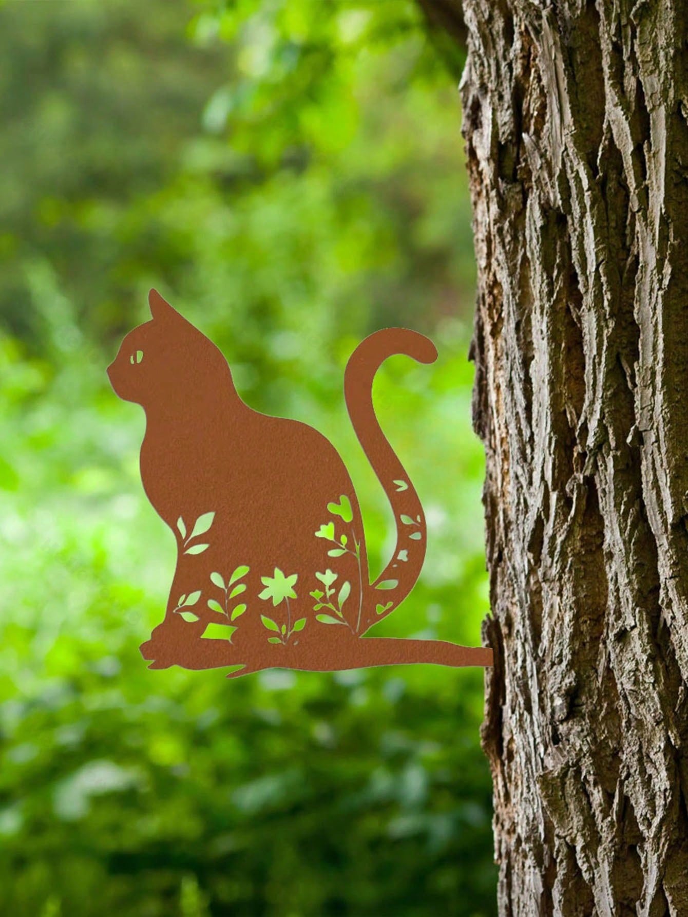 A stunning wildlife metal tree ornament, eye-catching garden decoration, perfect for patios and gardens, adds artistic charm and is a great gift.
