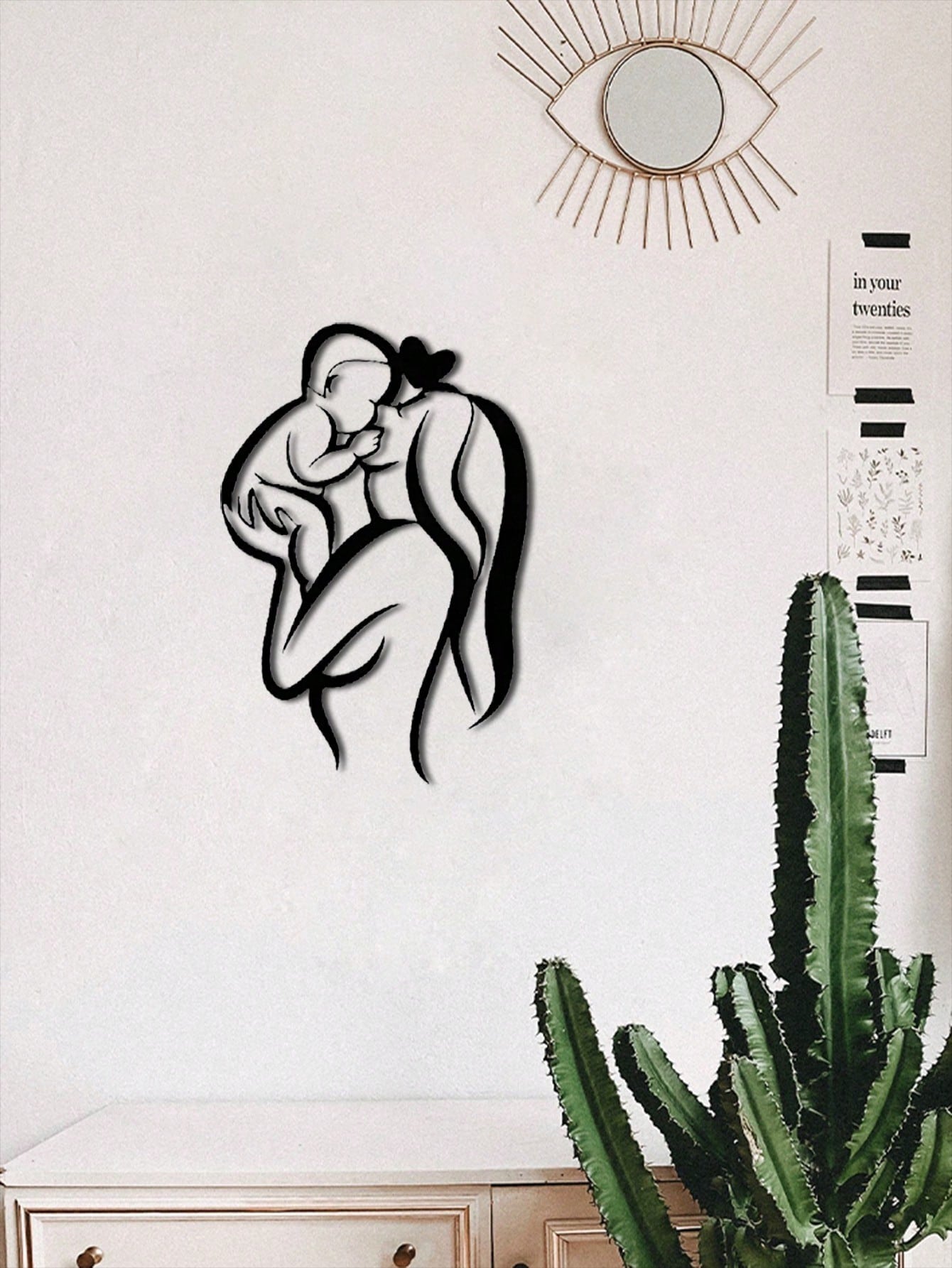 1件母子金属壁饰——真爱的象征，母亲节的理想之选。其优雅的设计，使其成为令人惊艳的房间墙面装饰，也是母亲节的绝佳节日装饰品。