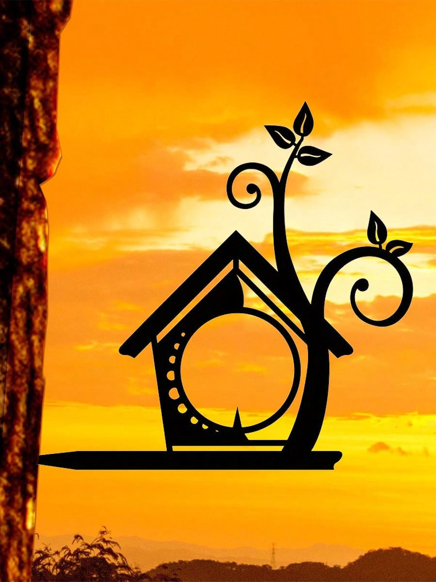 A black metal ball garden art set that can be used as a unique tree-mounted patio art decoration and garden decoration, making an ideal gift for a new house move with a natural style.