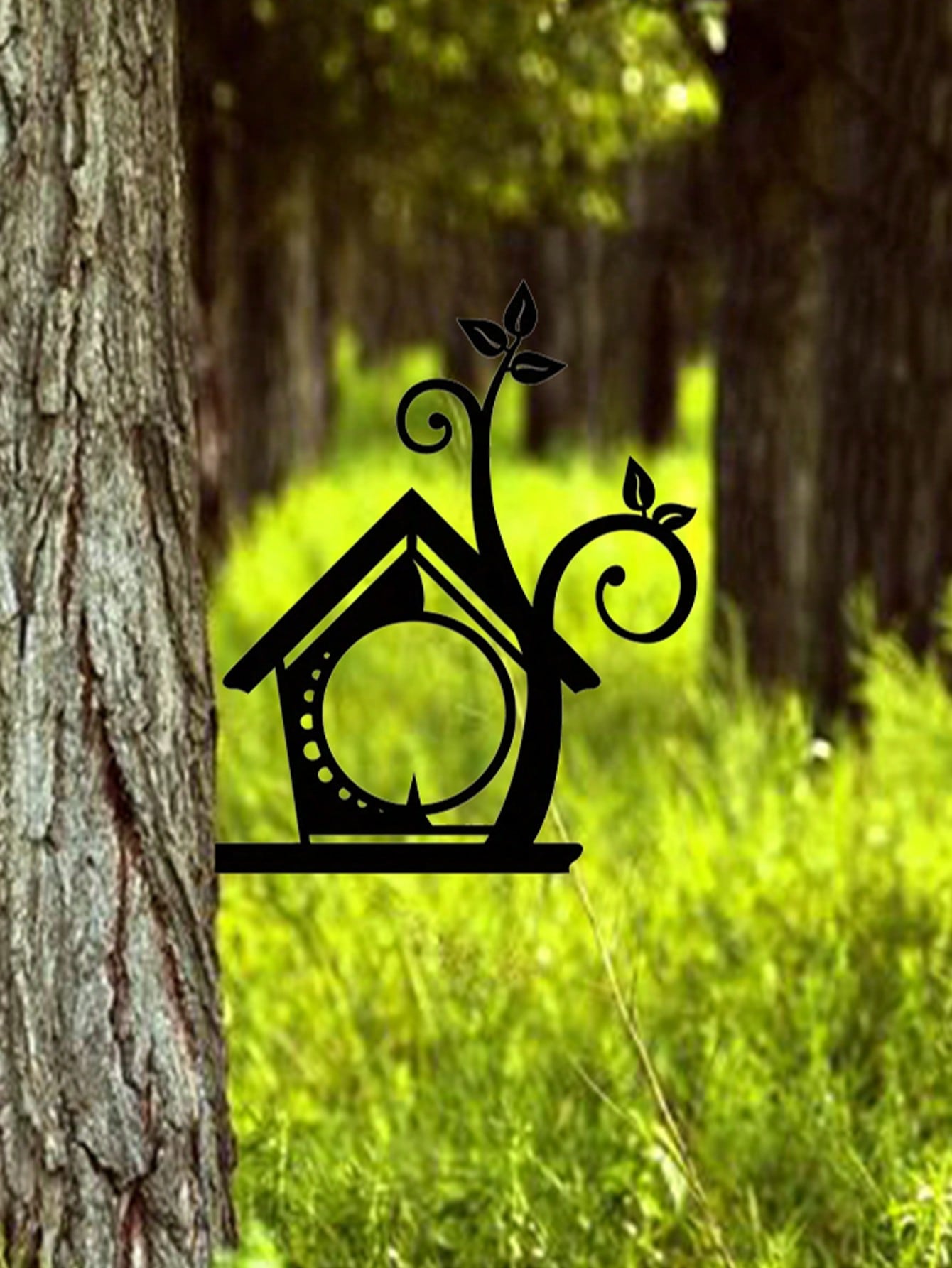 A black metal ball garden art set that can be used as a unique tree-mounted patio art decoration and garden decoration, making an ideal gift for a new house move with a natural style.