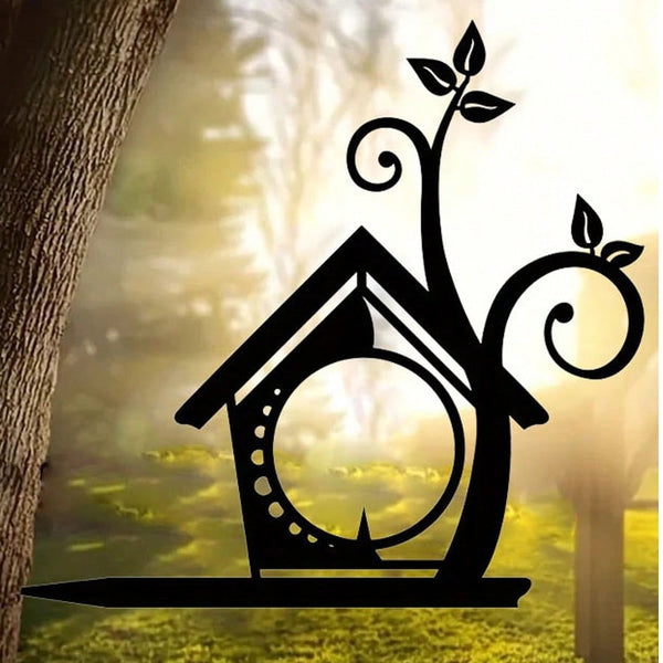 A black metal ball garden art set that can be used as a unique tree-mounted patio art decoration and garden decoration, making an ideal gift for a new house move with a natural style.