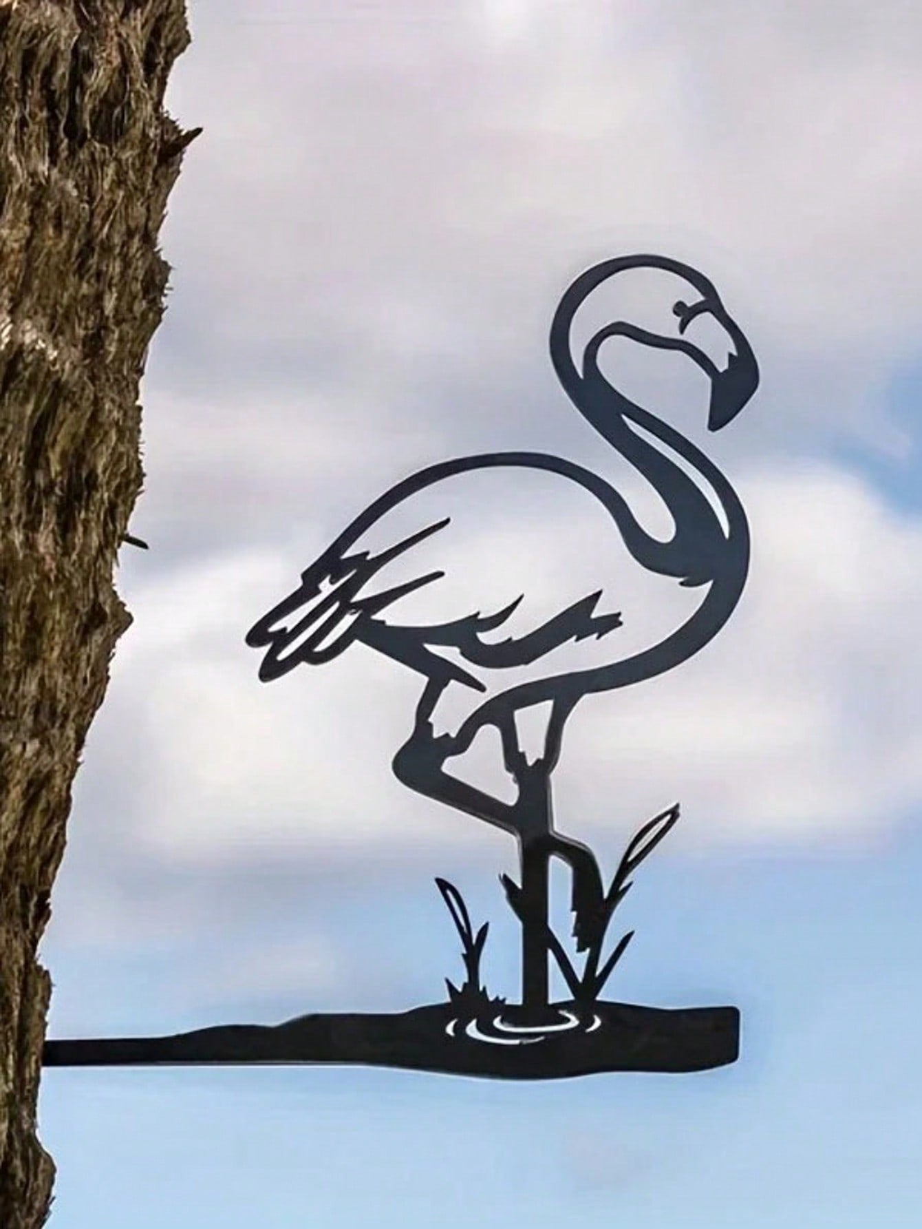 1 piece of black metal wrought iron goose-shaped home decoration for gardening. As a personalized gift, it can add life and vitality to your yard and garden.