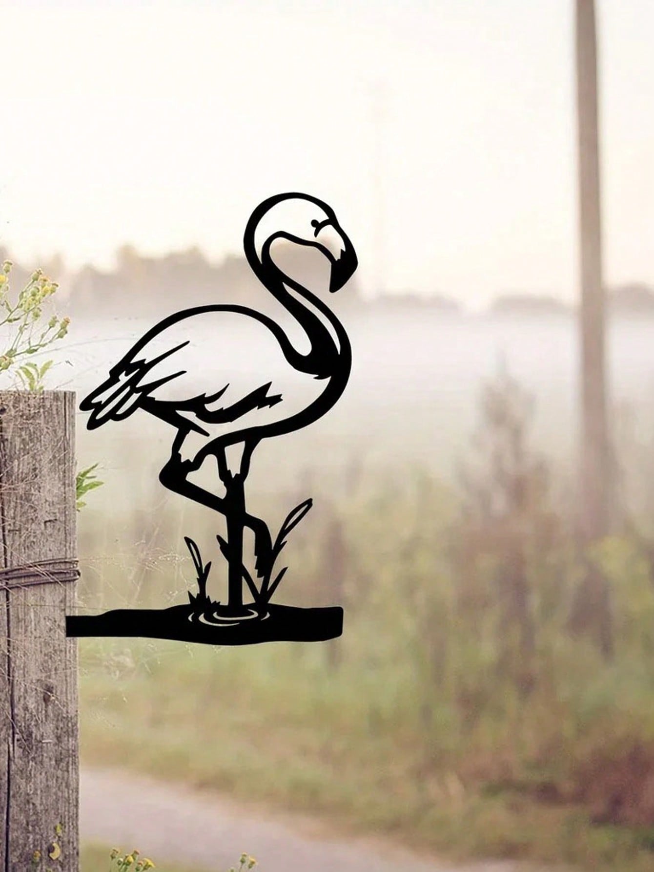 1 piece of black metal wrought iron goose-shaped home decoration for gardening. As a personalized gift, it can add life and vitality to your yard and garden.