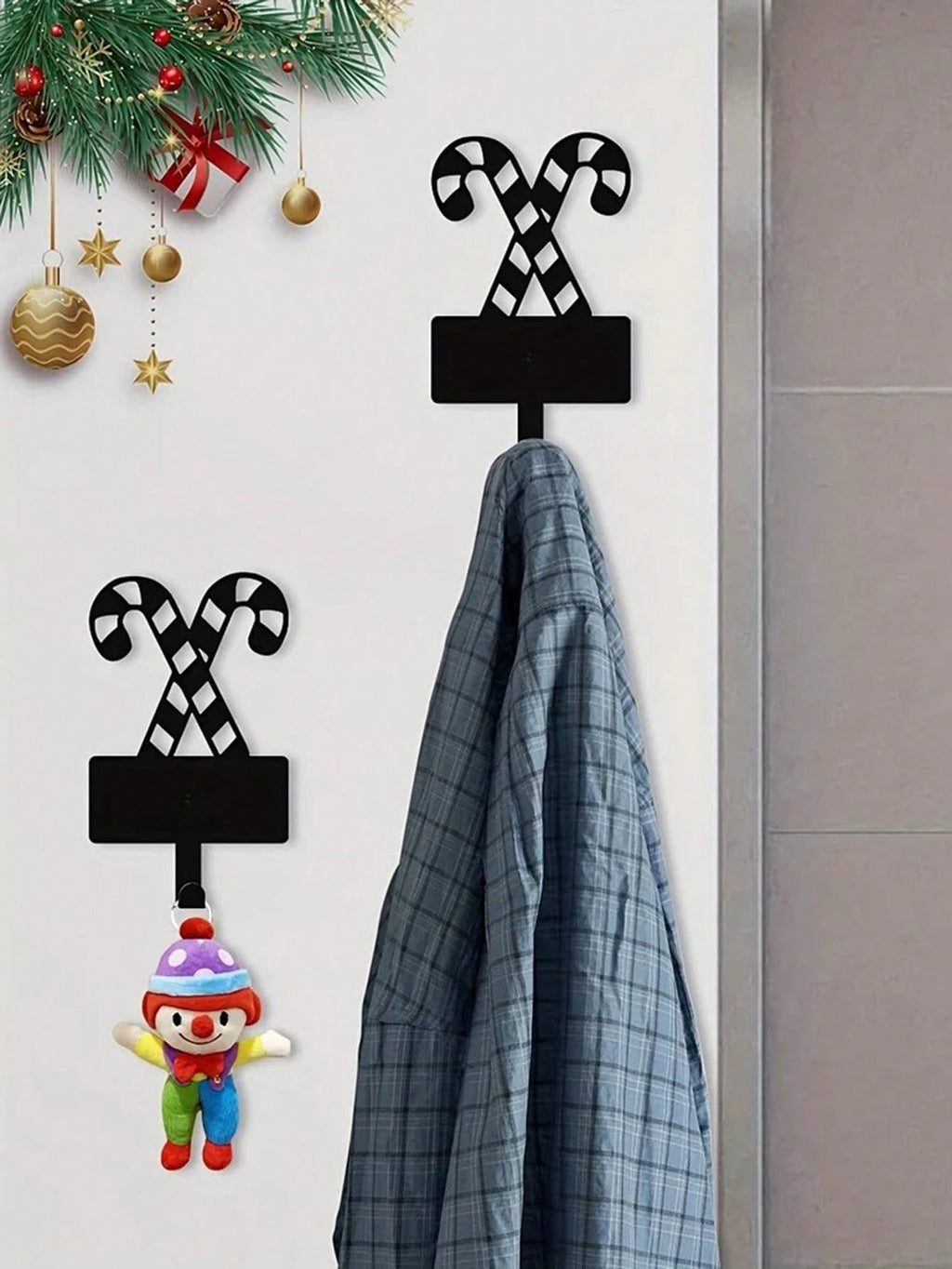 A cute Christmas gingerbread man metal key hook, festive Christmas decorations, wall-mounted hooks, stylish iron bathroom towel hooks, and charming scene decorations.