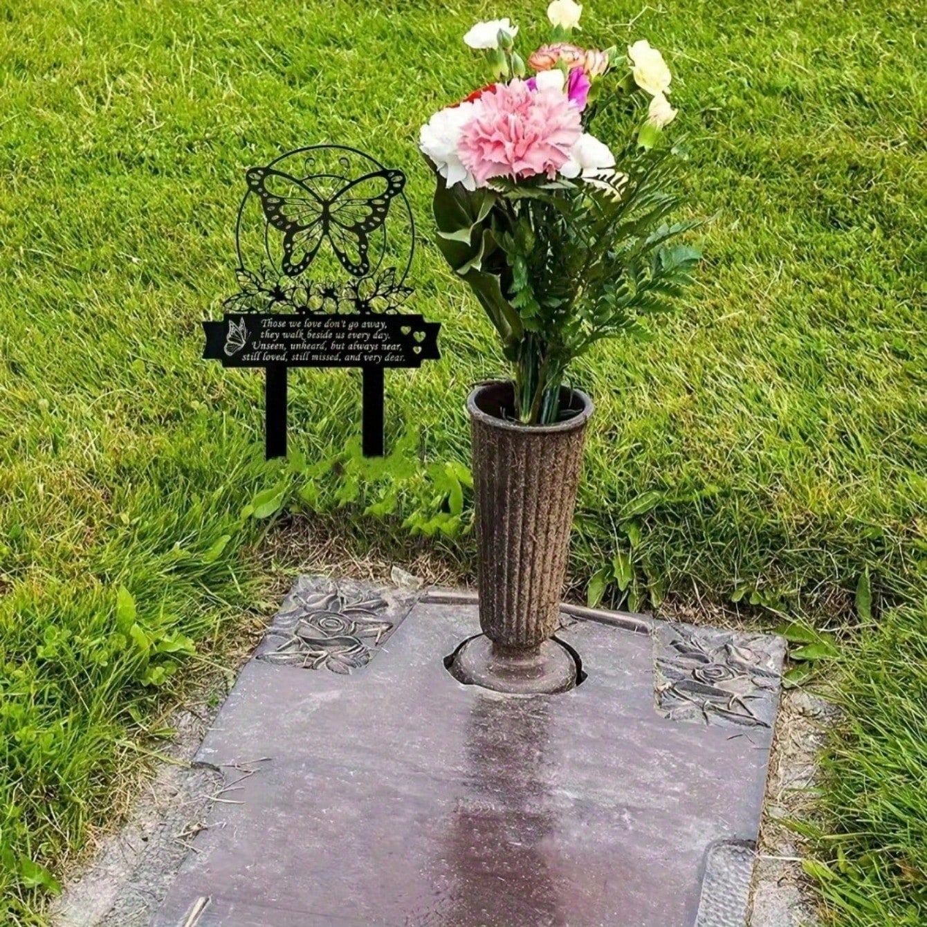“亡灵节手工金属纪念牌匾 – 户外花园墓地装饰，蚀刻鸟类和蝴蝶图案 – 防锈墓地纪念品，适用于祭坛、庭院和墓穴”