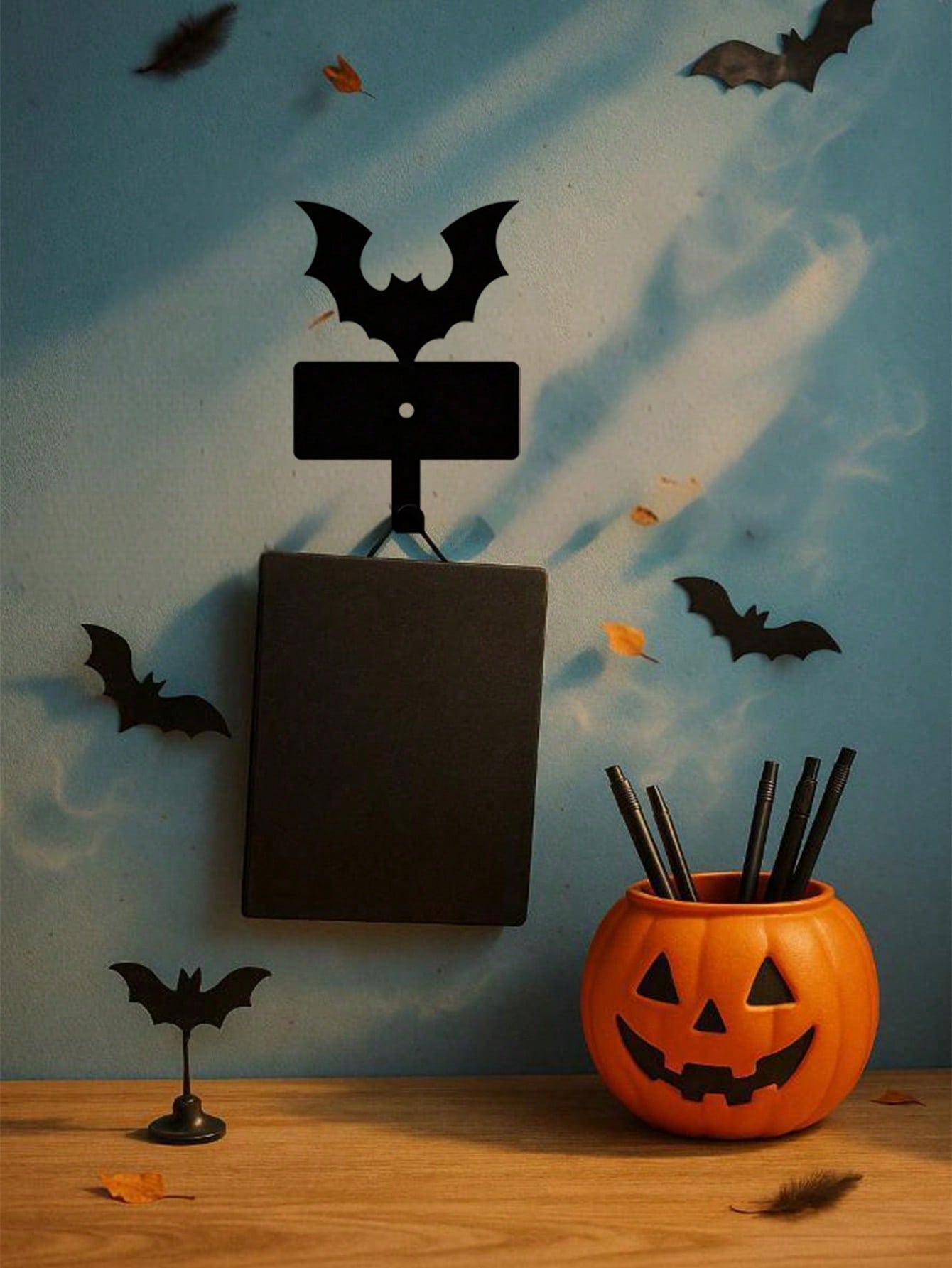 1 Scary Halloween Bat Keychain - Durable metal key holder with a cute vampire bat design. Perfect for organizing keys, belts, wallets, waistbands, umbrellas, and towels. Add a playful and practical Halloween decoration to your space. Suitable for modern h