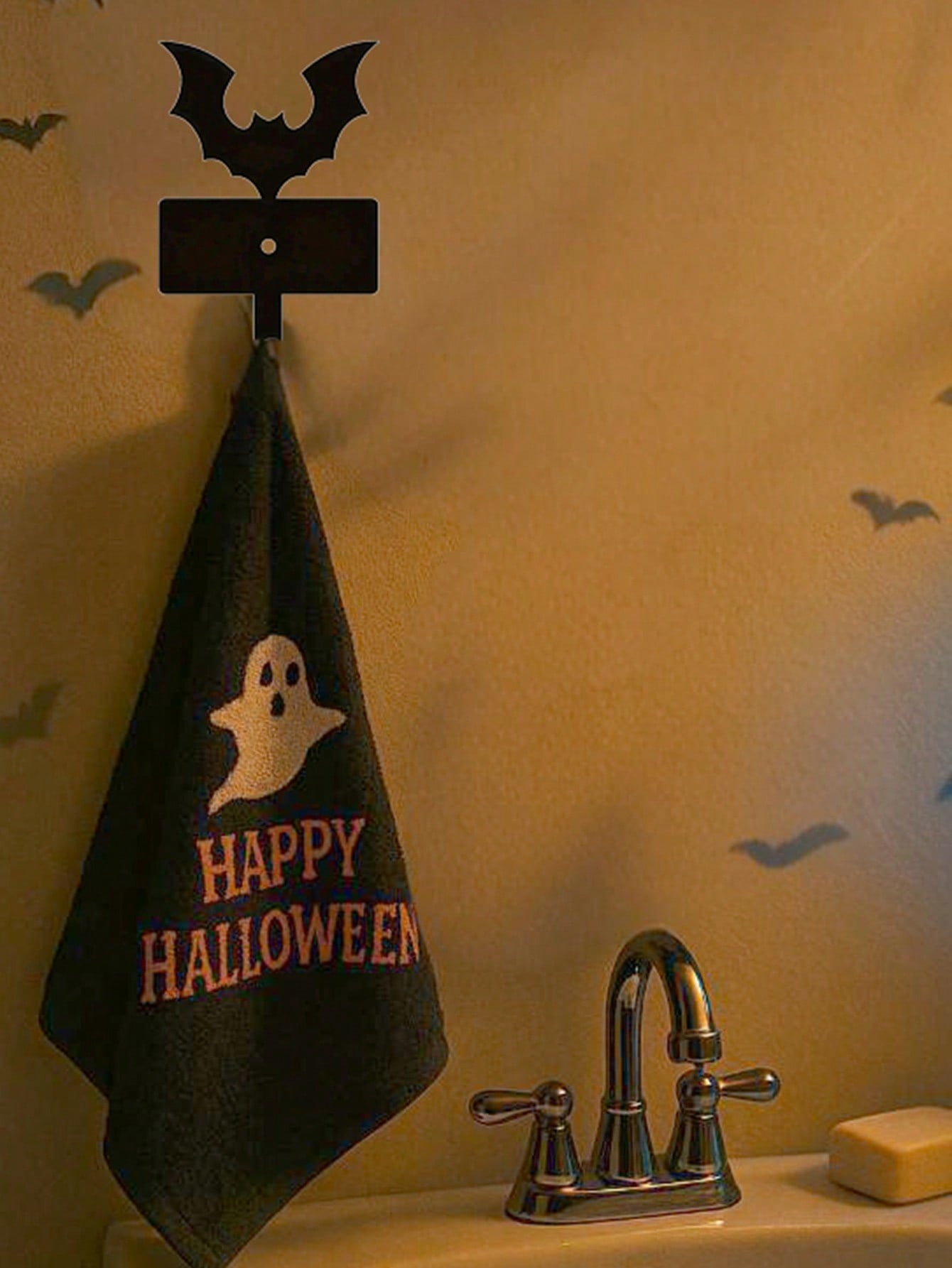 1 Scary Halloween Bat Keychain - Durable metal key holder with a cute vampire bat design. Perfect for organizing keys, belts, wallets, waistbands, umbrellas, and towels. Add a playful and practical Halloween decoration to your space. Suitable for modern h