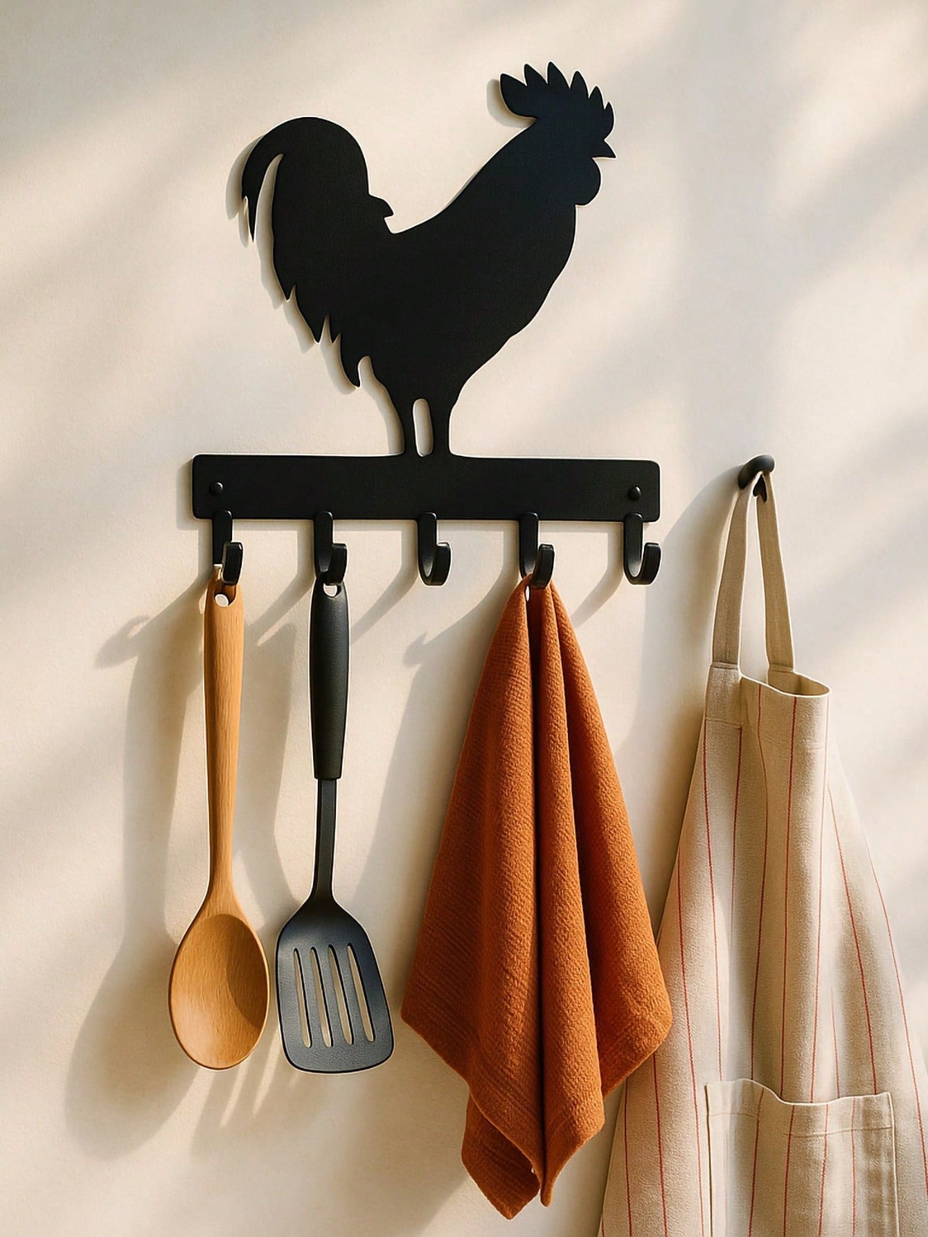 1 PC Country Chic Decor Midnight Rooster Wall Hook - Matte Black Farm Metal Hanger with Comb Texturing | Rustic Organizer for Keys & Aprons , applicable to multiple areas such as lounges and sleeping quarters.Suitable for Christmas, Halloween, Thanksgivin