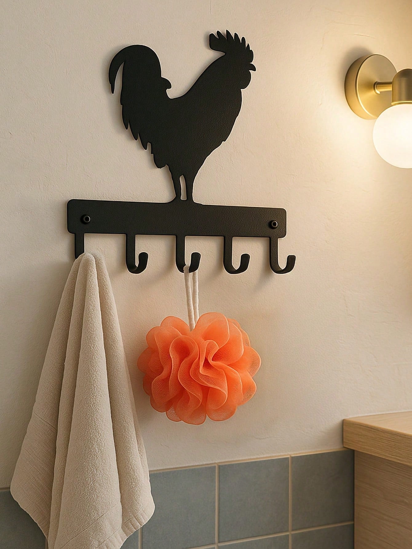1 PC Country Chic Decor Midnight Rooster Wall Hook - Matte Black Farm Metal Hanger with Comb Texturing | Rustic Organizer for Keys & Aprons , applicable to multiple areas such as lounges and sleeping quarters.Suitable for Christmas, Halloween, Thanksgivin