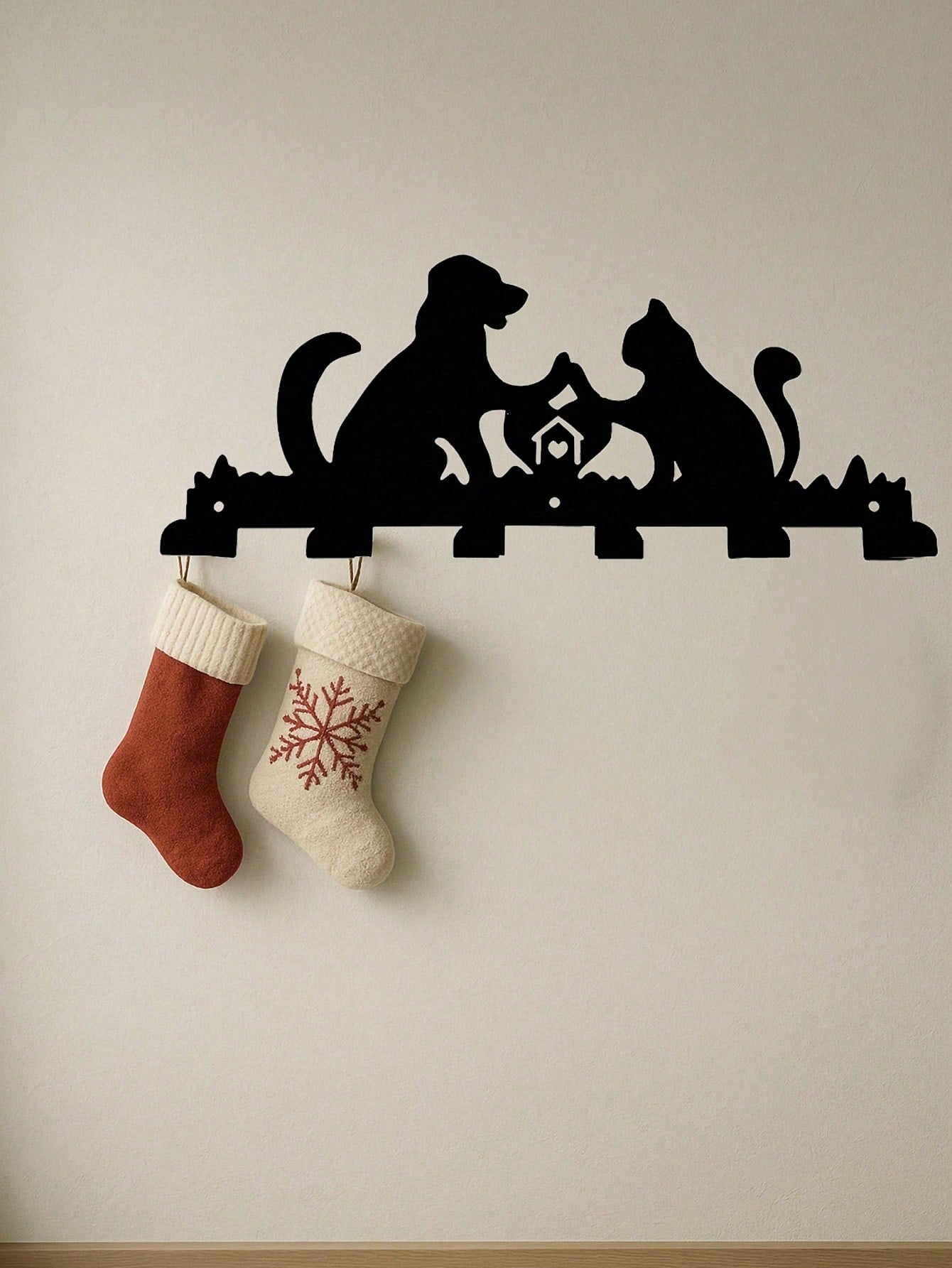 1PC Cozy Hearth Pet Hooks - Laser Cut Dog & Cat Warming By Fireplace Scene, 6-Hook Wall Organizer for Leashes & Mittens, Rustic Farmhouse Entryway Decor, Suitable for Christmas, Halloween, Thanksgiving, Valentine's Day Gifts, Suitable for Modern Home Deco