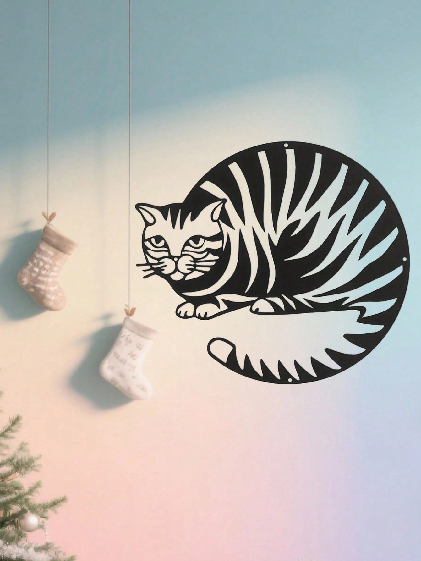 1PC Geometric Cat Wall Art - Mid-Century Modern Metal Silhouette with Angular Lines, Laser Cut Feline Decor for Living Room & Office, Cat Lover Gift,Suitable for Christmas, Halloween, Thanksgiving, Valentine's Day Gifts, Suitable for Modern Home Decor, Ho