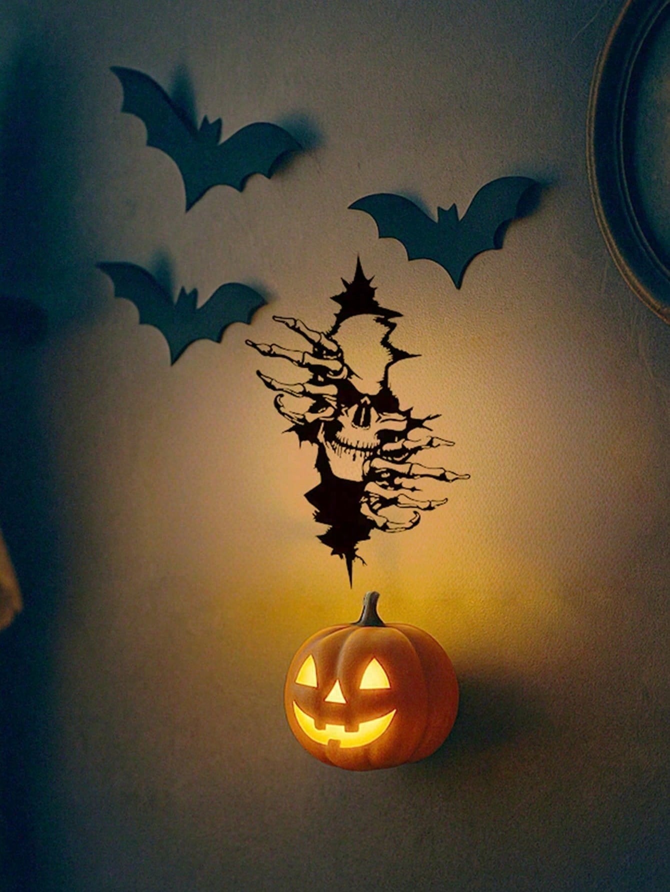 Gothic Skeleton Wall Art - Elegant Halloween metal decor with a haunting allure. This macabre chic sculpture adds a spine-tingling accent to modern interiors, perfect for creating a timeless yet eerie vibe. Ideal for gothic home aesthetics,Suitable for mo