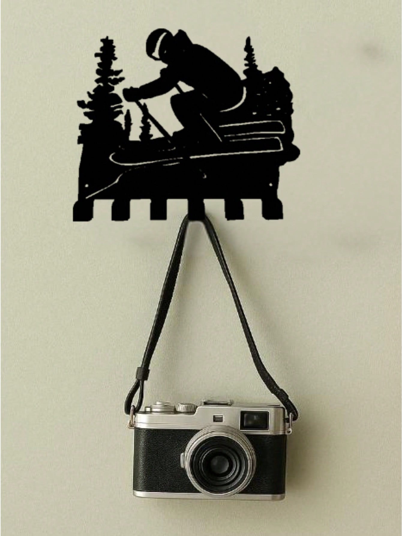 Winter ski-themed metal hooks, creatively designed with ski elements, add fun and vitality to your home. Suitable for multiple scenes like the kitchen, bedroom, and entryway, easily hanging mugs, kitchenware, clothes, and more. They combine artistic appea