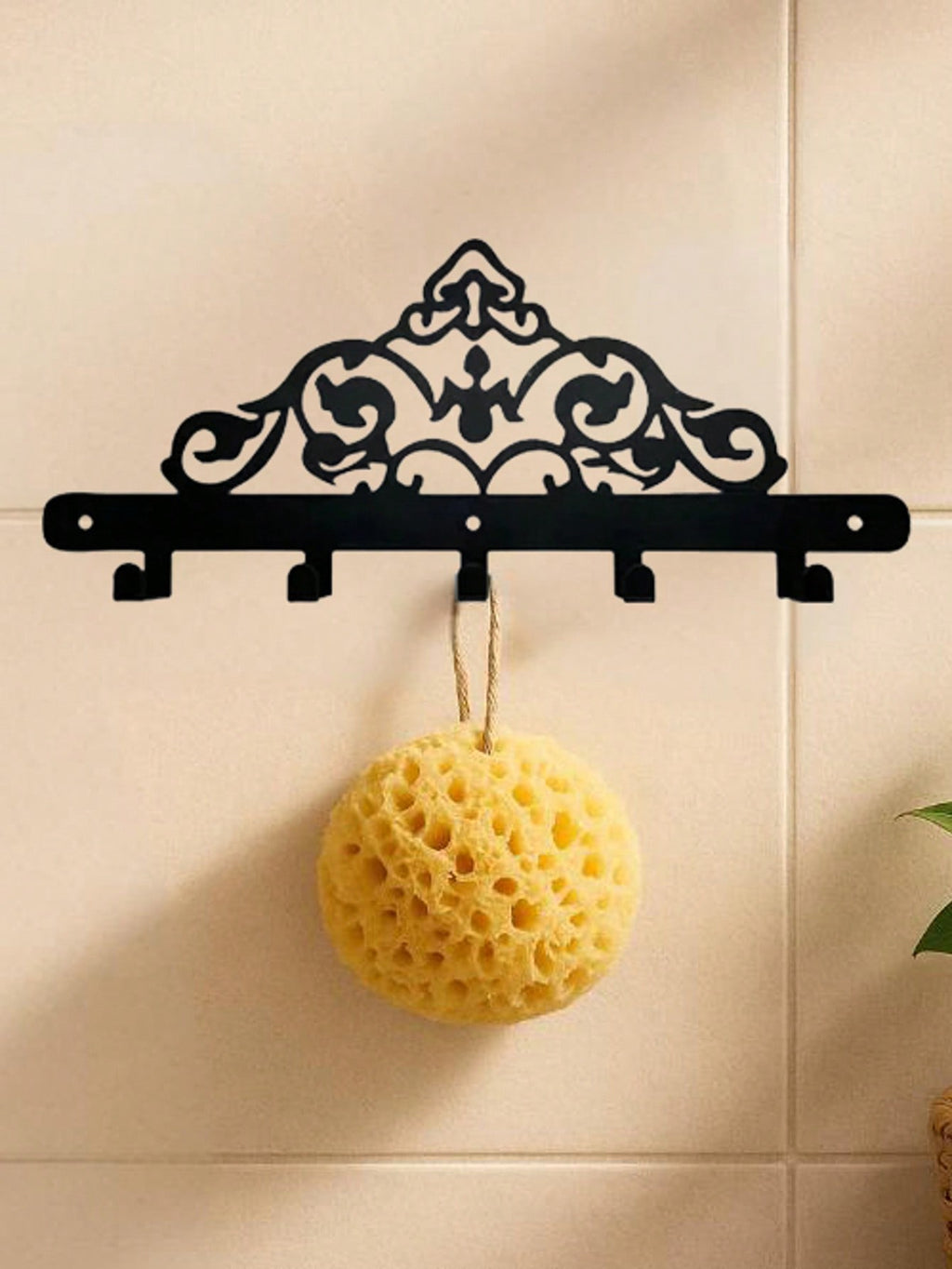 Elegant Metal Wall Rack - Multifunctional wall-mounted storage rack that can hold keys, coats and towels, saving space, is the ideal storage solution for home decoration.