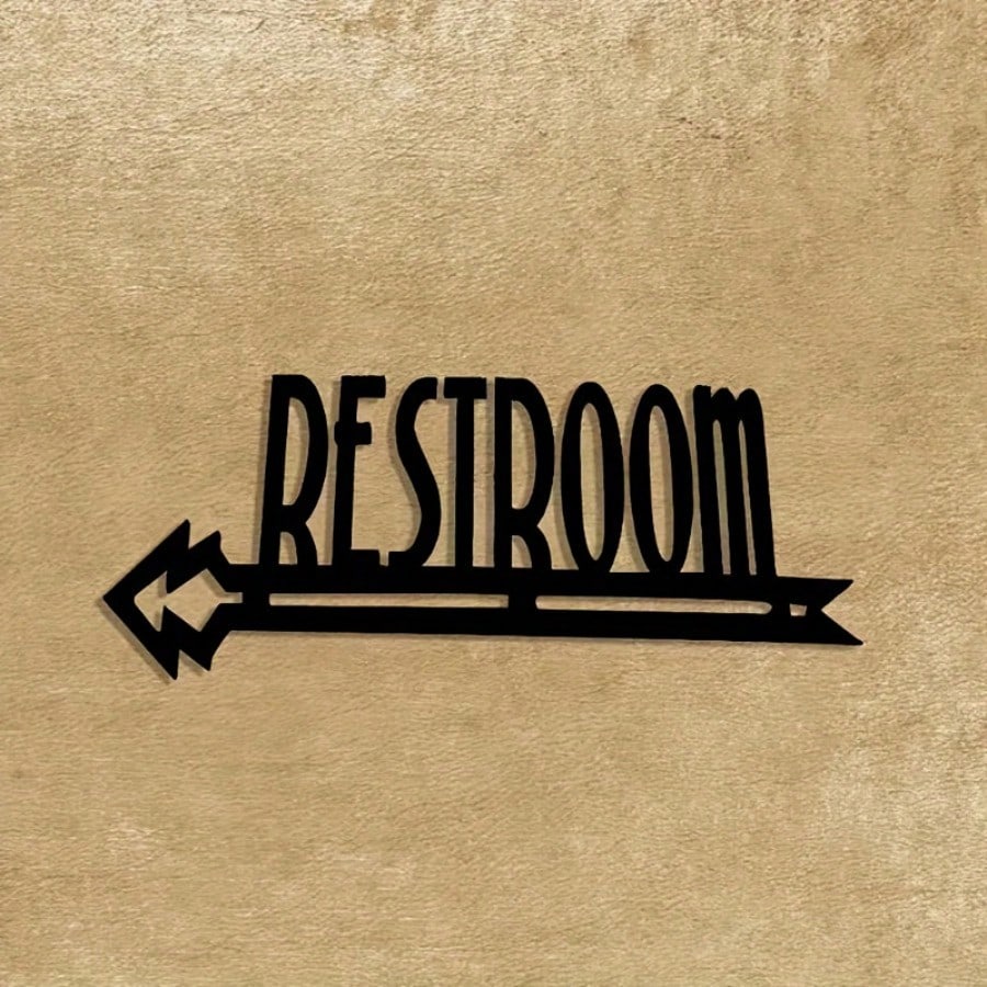 1个重型金属洗手间标志牌，带黑色箭头方向指示器，易于安装，适用于家庭和办公室卫生间，耐用的2D设计，是理想的乔迁礼物。