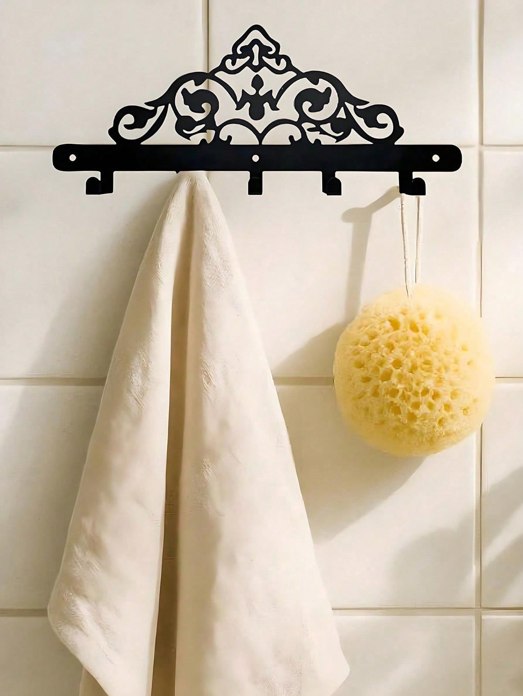 Elegant Metal Wall Rack - Multifunctional wall-mounted storage rack that can hold keys, coats and towels, saving space, is the ideal storage solution for home decoration.