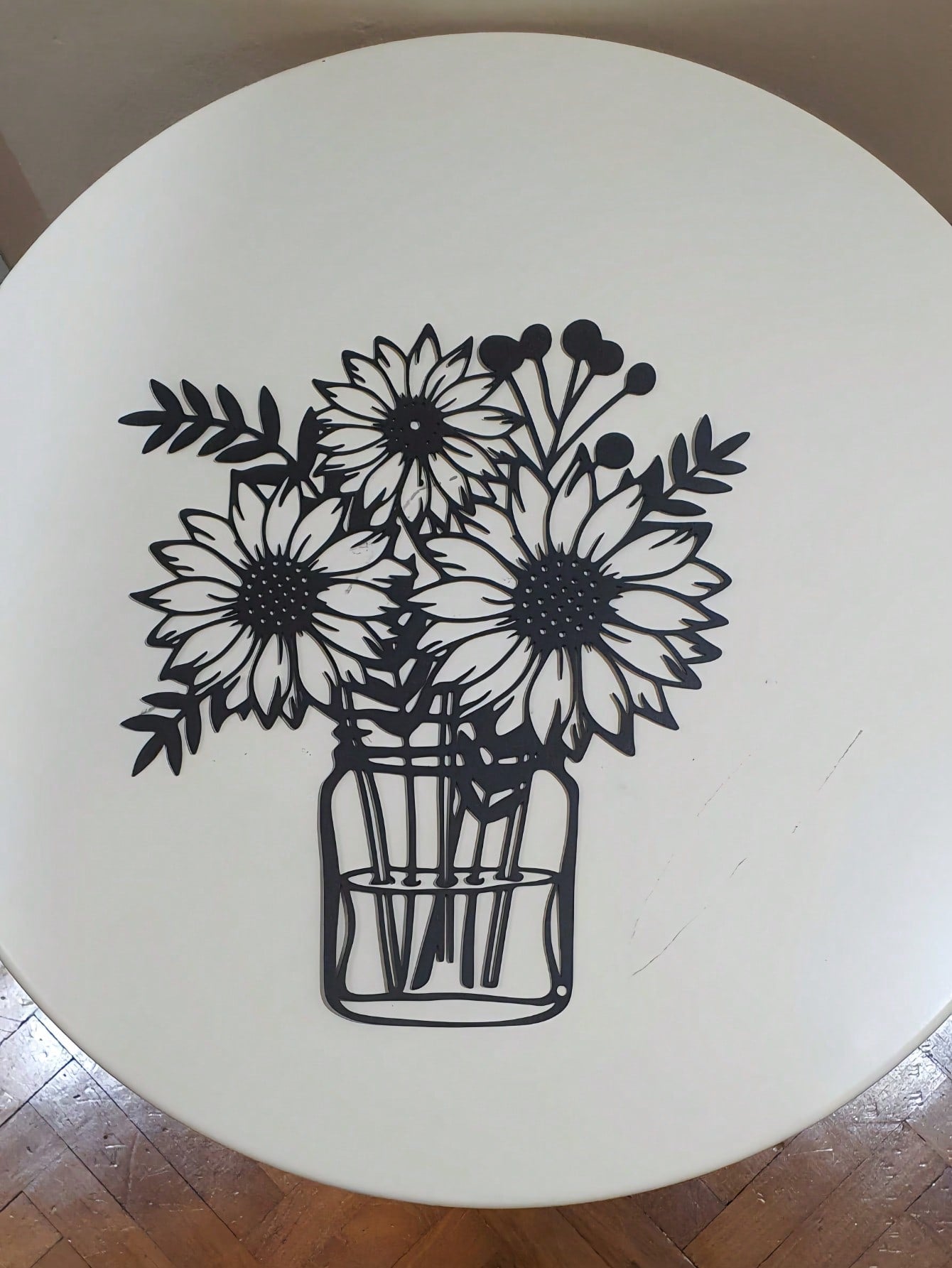 1个向日葵花瓶金属墙饰，黑色百合花瓶壁挂雕塑，室内客厅卧室花店厨房浴室装饰，礼品，女士艺术品，适合放置钥匙、小饰品等，壁挂式收纳架，墙面装饰，适合家居和节日装饰，适合现代家居装饰