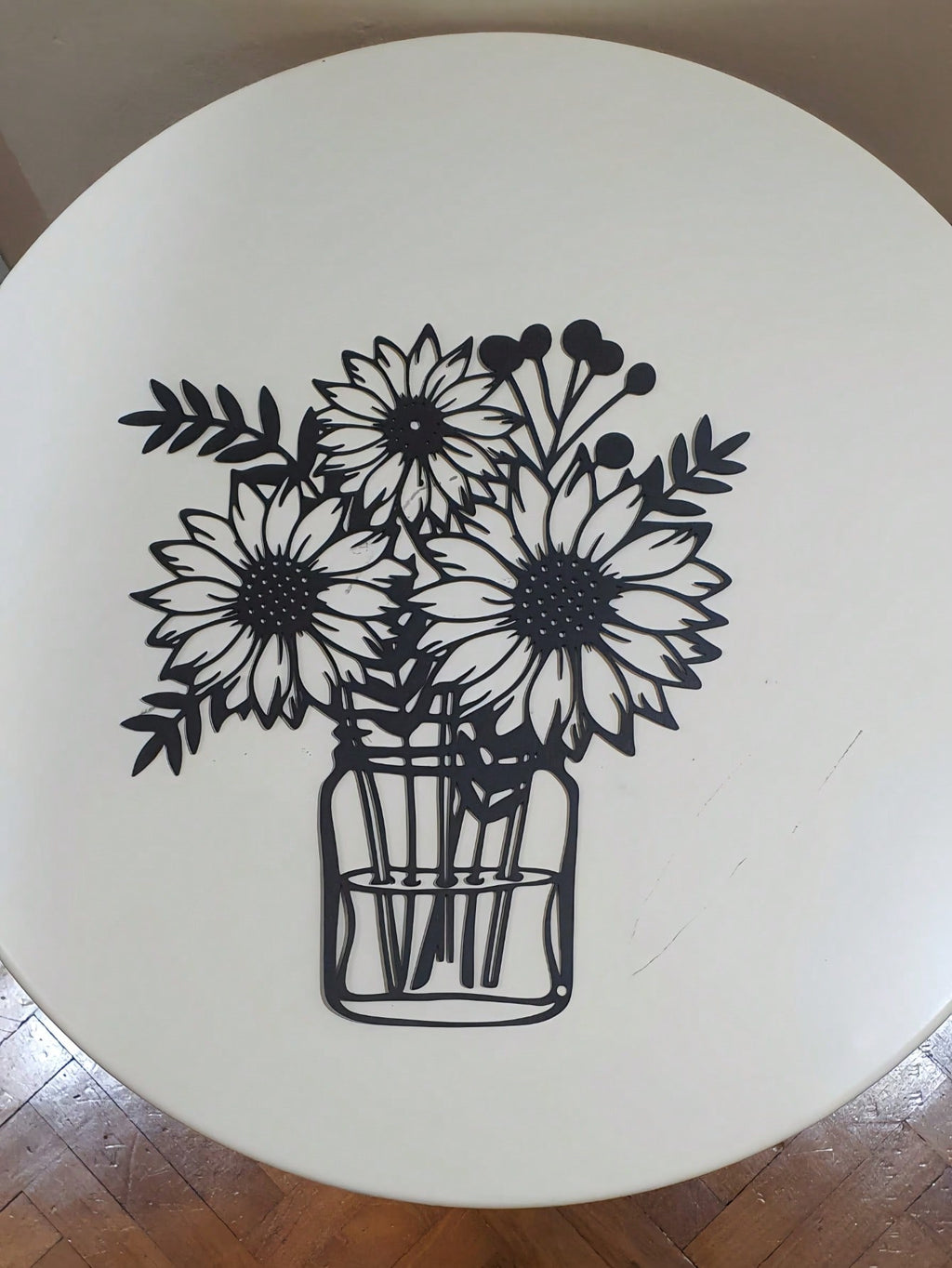 1. Sunflower vase metal wall decoration, black lily vase wall-mounted sculpture, indoor living room, bedroom flower shop, kitchen bathroom decoration, gift, women's artwork, suitable for storing keys, small accessories, etc.