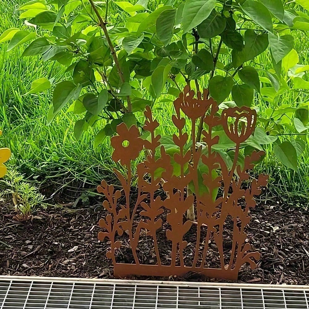 Spooky Sweet Animal Garden Stakes Durable Outdoor Yard Decor for Patio Lawn Halloween Christmas Seasonal Ornament Gift for Gardening Lovers