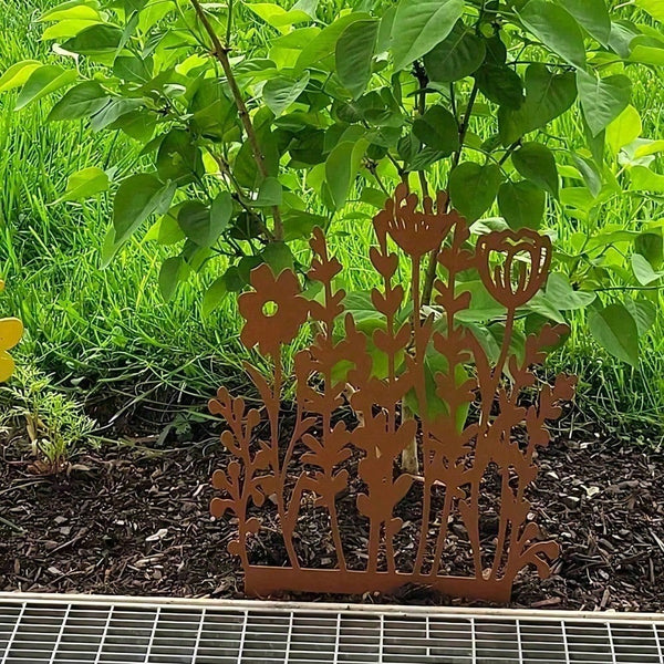 Spooky Sweet Animal Garden Stakes Durable Outdoor Yard Decor for Patio Lawn Halloween Christmas Seasonal Ornament Gift for Gardening Lovers