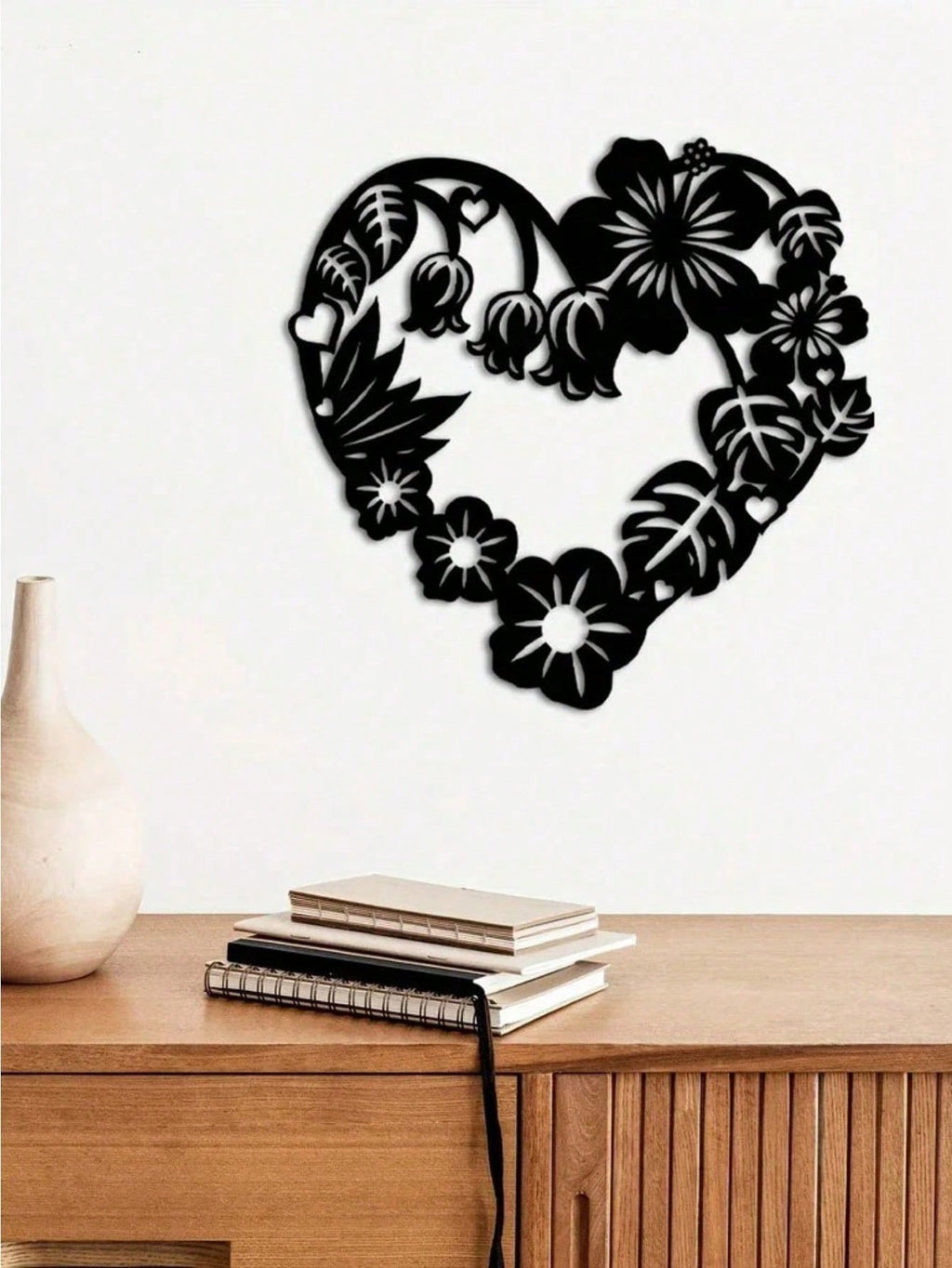 A heart-shaped wrought iron holiday wall decoration with black metal flowers and stamens intertwined, which can be used as a Valentine's Day gift, and romantic people deserve it! Birthday graduation gift.