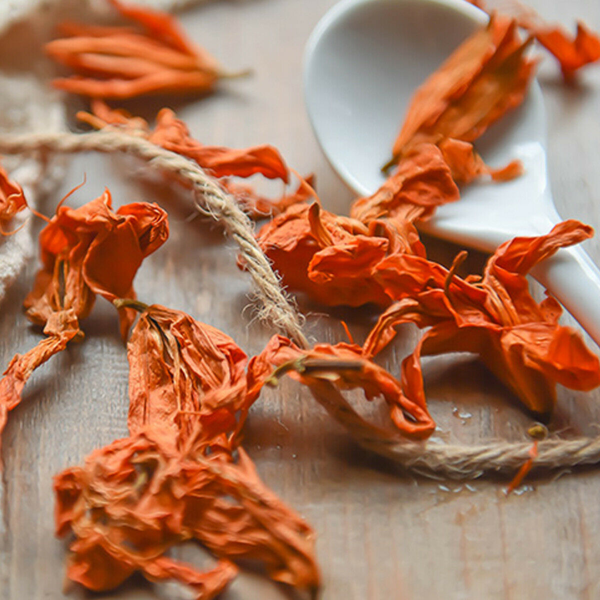 HelloYoung Dried Lily Tea Dried Flowers Tea Handmade Picking Elmination of Toxicant Healthy