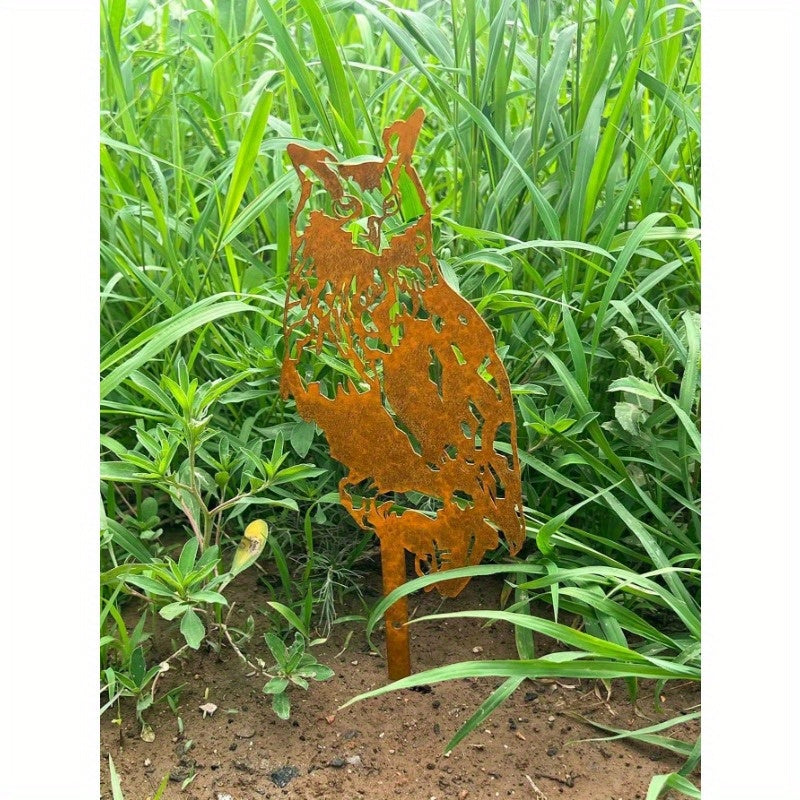 One Pack of Exquisite Animal-themed Metal Garden Decorations: Perfect for Gardens, Courtyards, and Other Outdoor Activity Areas. Features Squirrel, Fox, Raccoon, and Owl-shaped Metal Decor Pieces.Garden Stakes