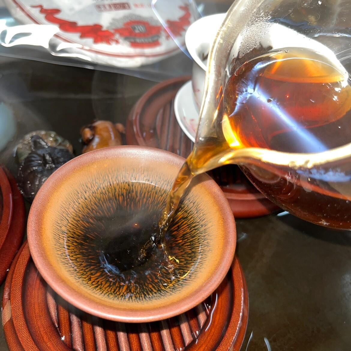HelloYoungTea 2019 Anniversary Shu Puer Tea 357g"9978", Haiwan Tea Factory Lao Tong Zhi Pu-erh 2019年周年纪念熟普洱 357克“9978”，海湾茶厂老同志普洱茶