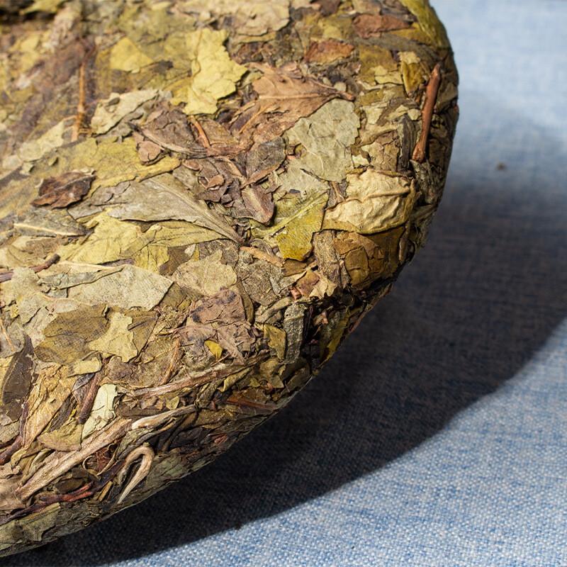 HelloYoungTea Pu-erh Tea Cake Raw Sheng Cha Yunnan 100-Year-Old Tree Golden Leaf 357g