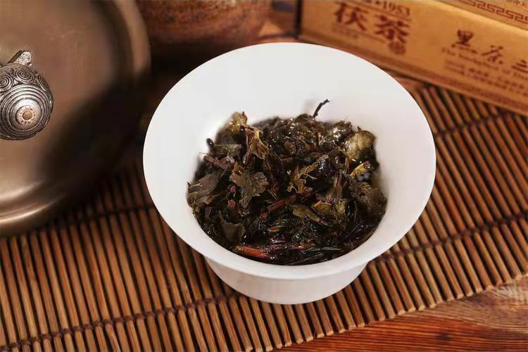 HelloYoung TeaBaishaxi 1953 Fucha *Anhua Dark Tea Golden Flowers Fu Brick Black Tea 338g