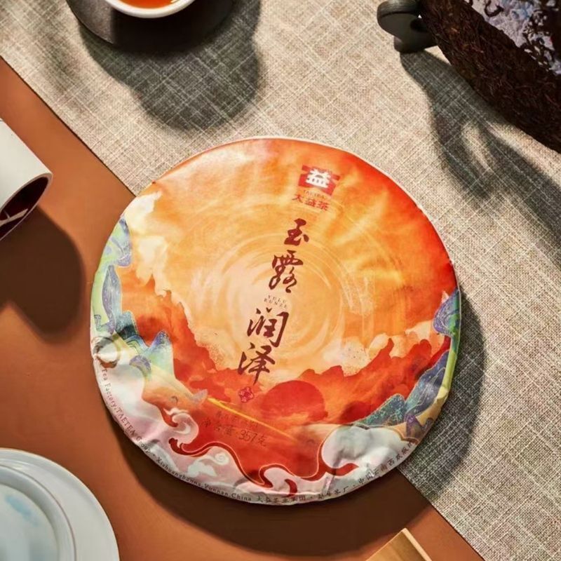 HelloYoung YU LU RUN ZE * Menghai Dayi Pu'er Tea Cake Pu-erh Yunnan Puer 357g Ripe Main image