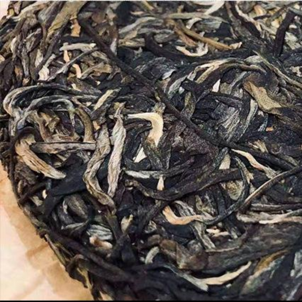 357g Spring Big Leaves Pu-erh Raw Tea Cake Bulang Puerh Shengcha Yunan Pu'er Tea