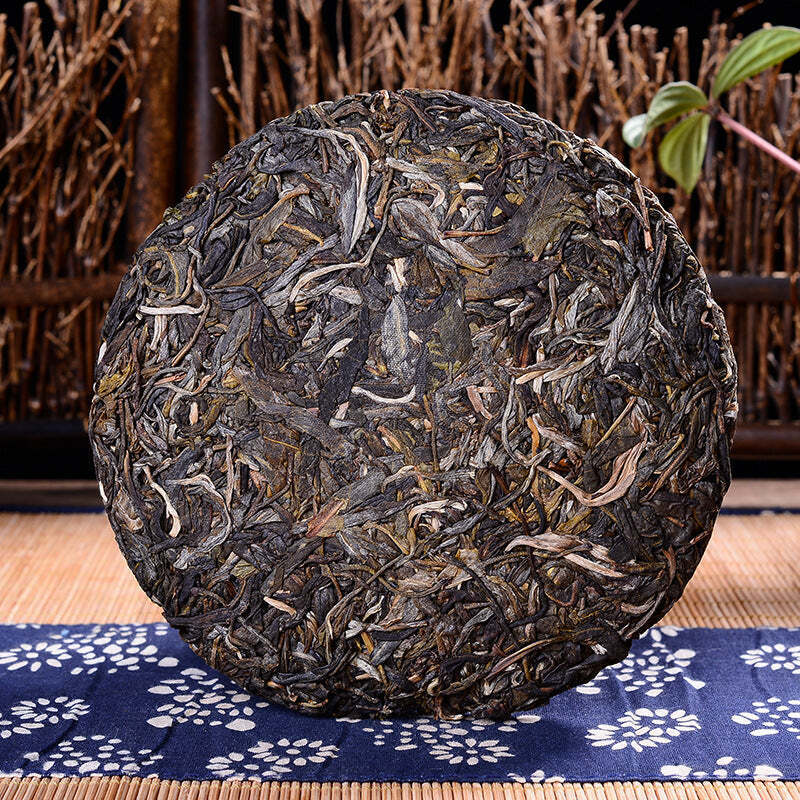 200g Yunnan Pu-erh Raw Tea Cake Qingzhi Puerh Shengcha Organic Pu'er Green Tea Secondary image