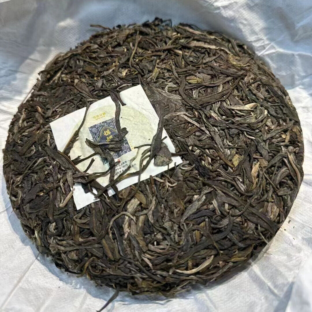 Yunnan Sheng Puerh Tea Cake 2022 Mo Nai Zhai Raw Pu-erh Tea Raw Pu'er Tea 357g Secondary image