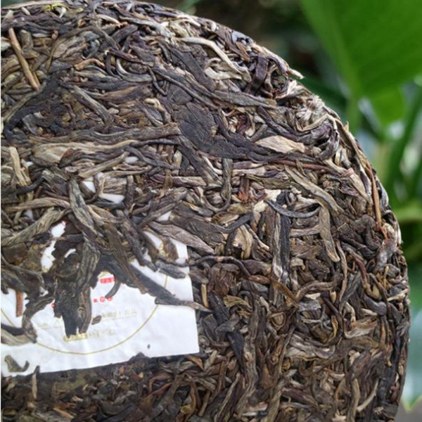 Thé cru Pu'er du Yunnan brun classique gâteau au thé cru thé Pu'er 357g