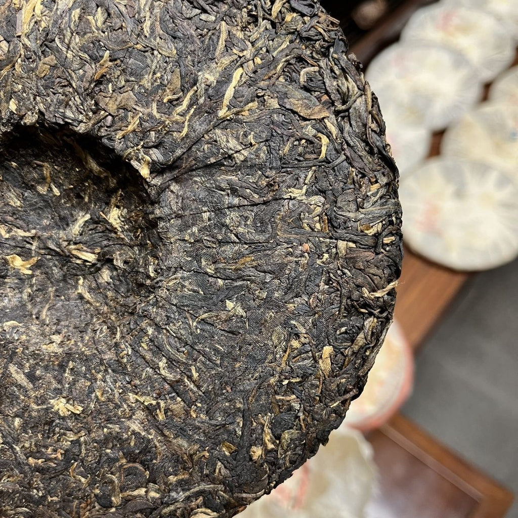 HelloYoung Xiaguan 8113 Brown Mountain Early Spring Green Cake XY Pu'er Tea Raw 357g