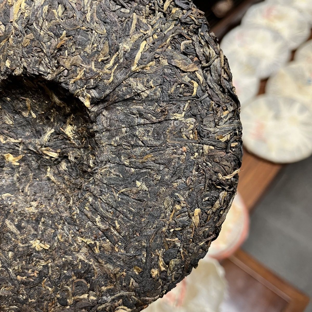 HelloYoung Xiaguan 8113 Brown Mountain Early Spring Green Cake XY Pu'er Tea Raw 357g