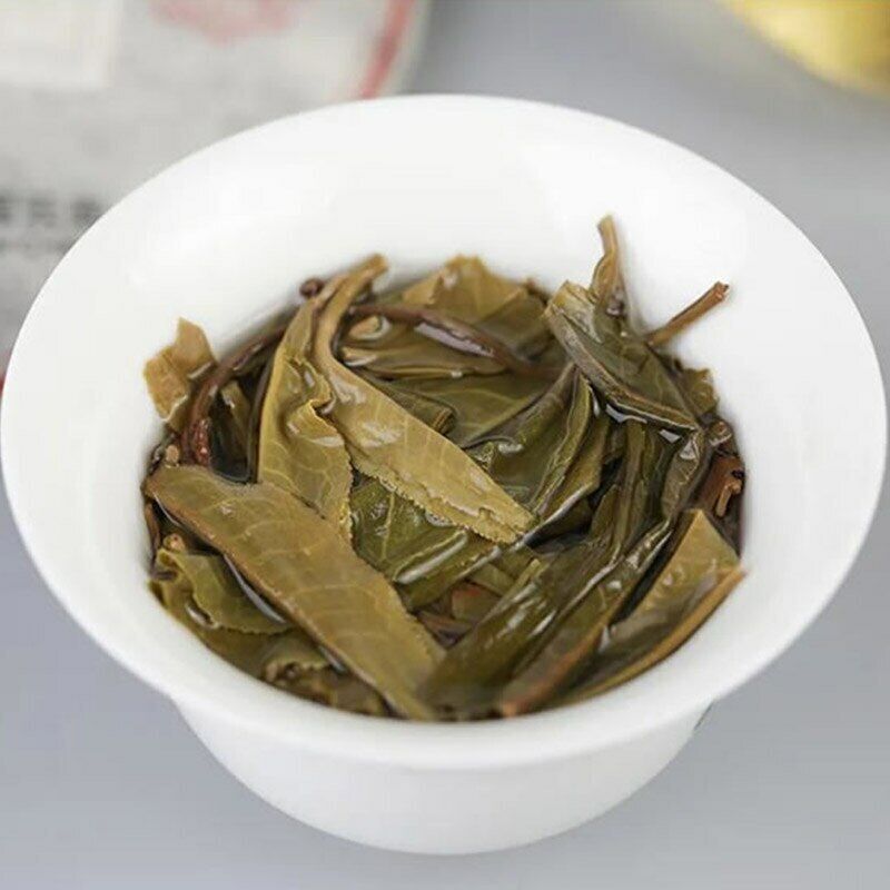 HelloYoung Haiwan YiWu Qi Zi Yuan Sheng Puer Tea YunNan Famous Aged Tree Raw Puer 357g