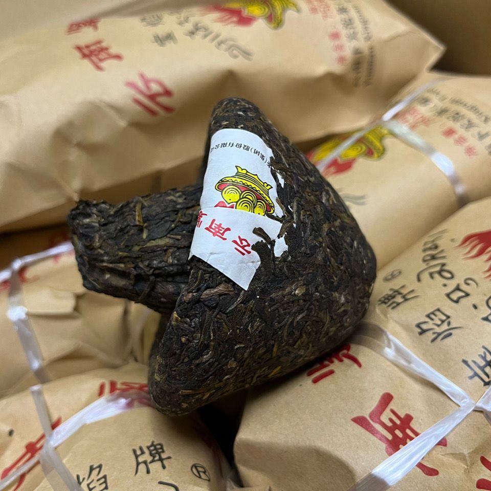 HelloYoung Yun Nan Jin Cha * Xiaguan Baoyan Toucha Raw Mushroom Tuo Puer Tea 250g