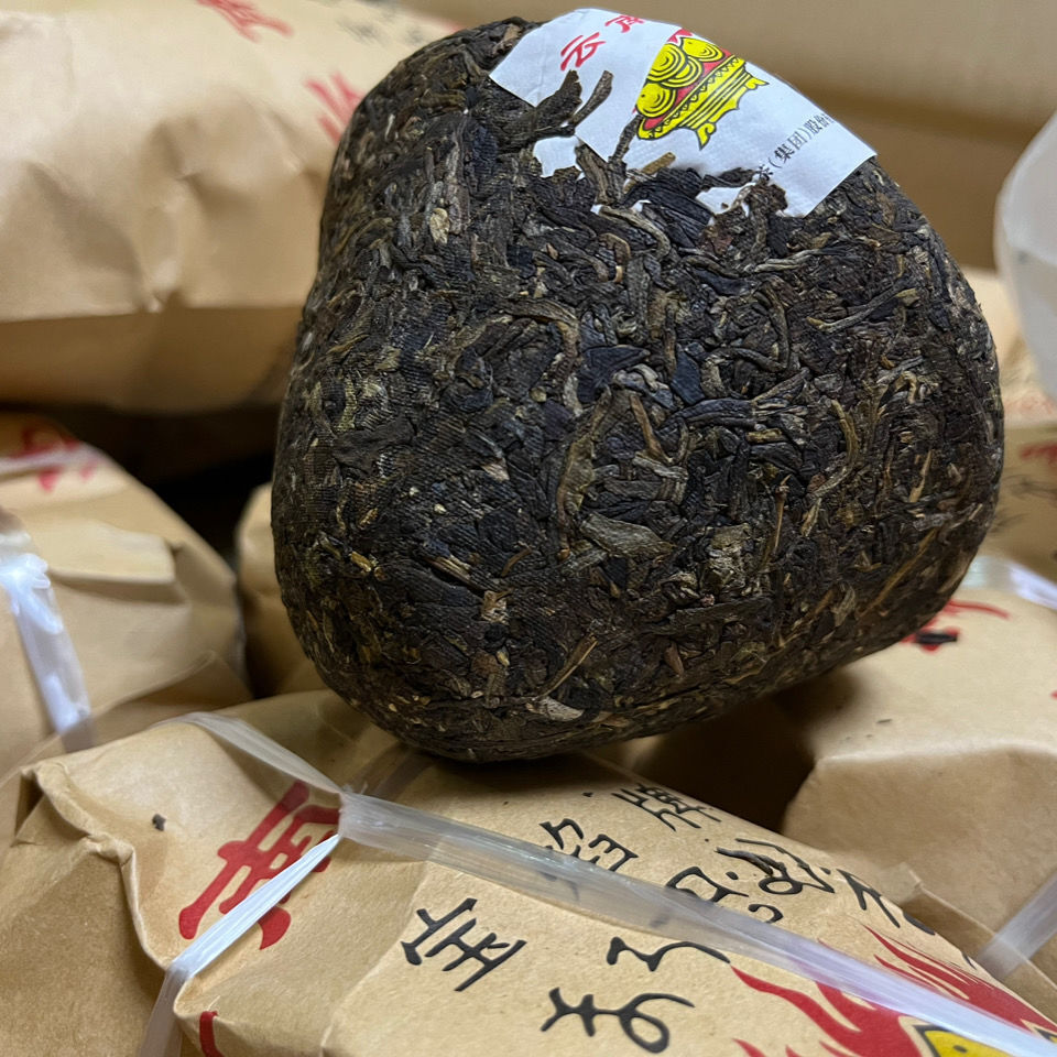 HelloYoung Yun Nan Jin Cha * Xiaguan Baoyan Toucha Raw Mushroom Tuo Puer Tea 250g