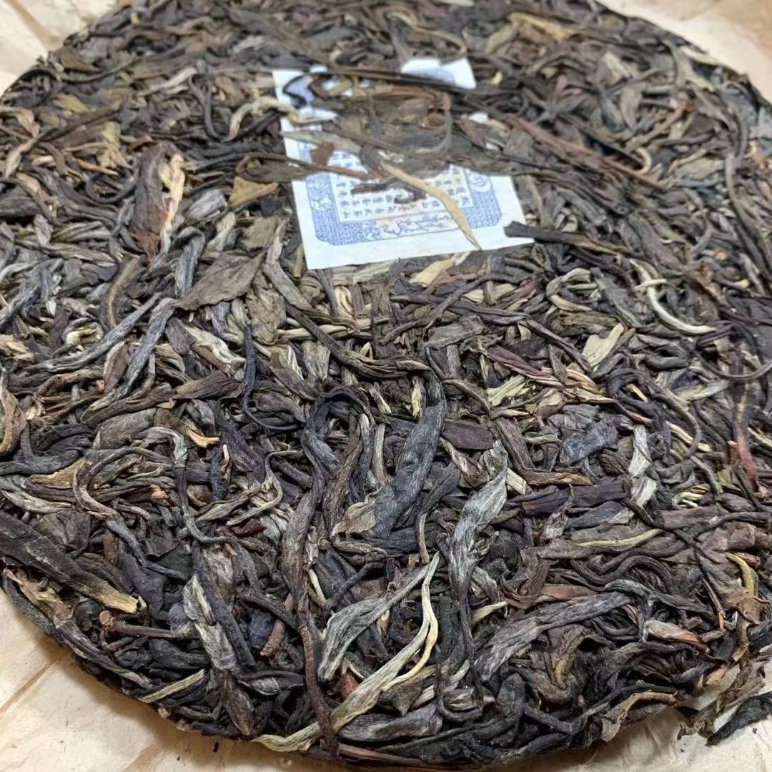 357g Yunnan Pu-erh Tea 2004 Yiwu Old Pu-erh Raw Tea Cake Wild Aged Puer Cake Tea