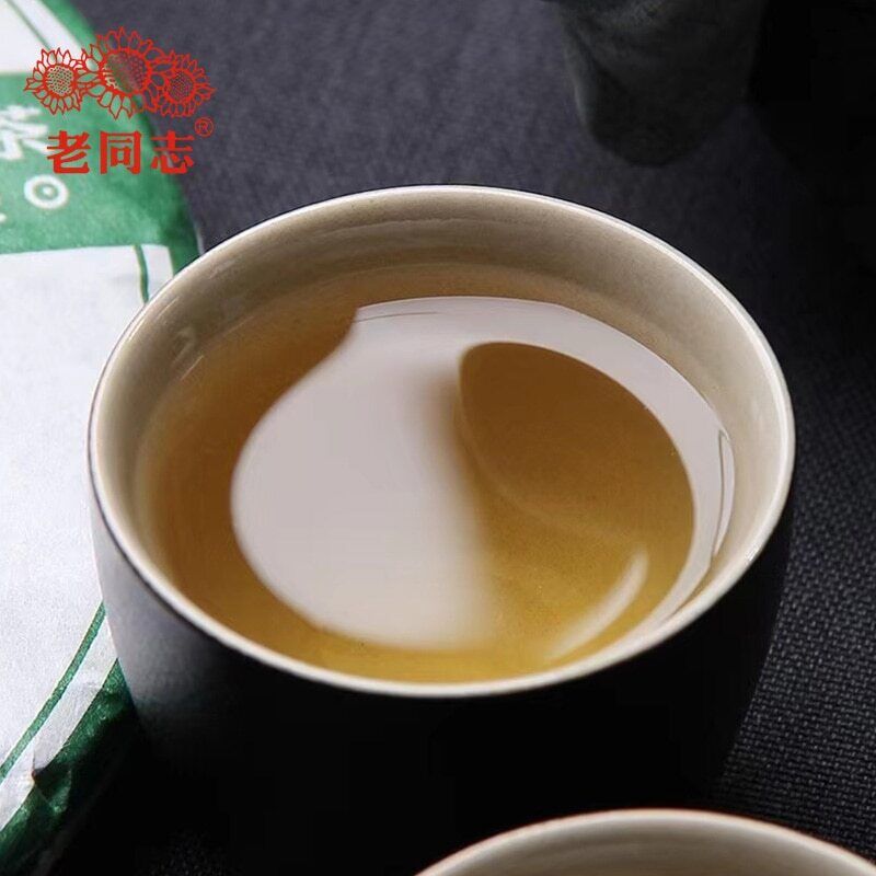 HelloYoung Haiwan Old Comrade Sheng Puer Tea Lao Tong Zhi 9948 Raw Puer Tea 357g